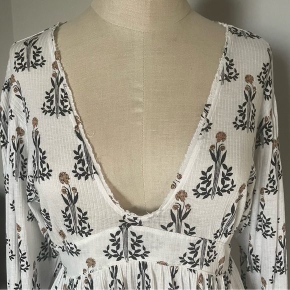 Free People deep v neck long sleeve asymmetrical top size S - Picture 2 of 7
